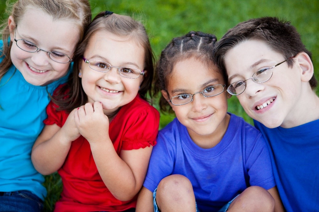 Bild von Kindern, die Brillen tragen