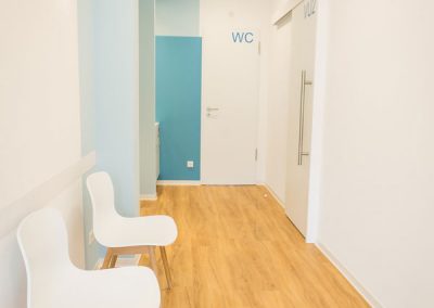 Impressionen aus den Praxisräumen Leinfelden-Echterdingen (Wartebereich und WC)