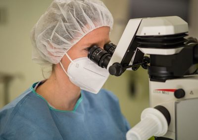 Die Operation erfolgt mittels Kleinschnitttechnik unter dem OP-Mikroskop