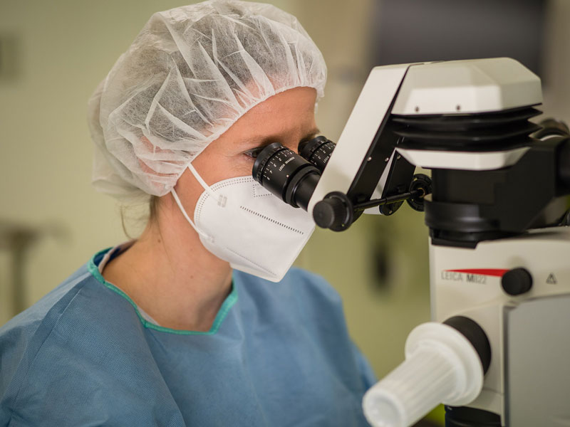 Die Operation erfolgt mittels Kleinschnitttechnik unter dem OP-Mikroskop